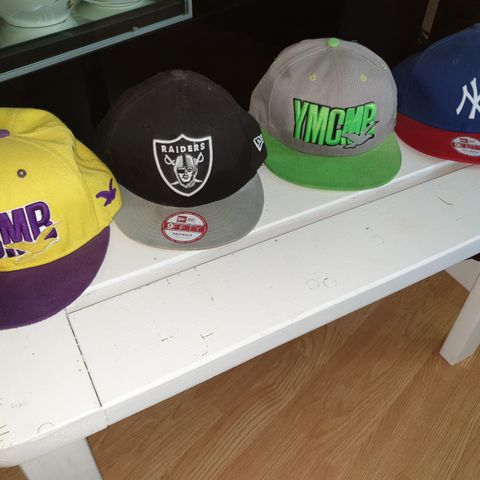 Caps, YMCMB og 9FIFTY.