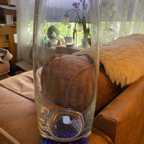 Nydelig flott vase m/blå bunn bobler umerket 23 cm høy