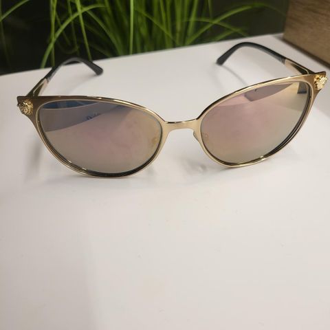 Lite brukt Versace solbriller