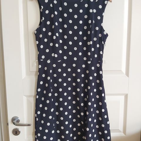 Promiss. POLKA DOT sort med hvit A-line kjole. Vintage. Retro.