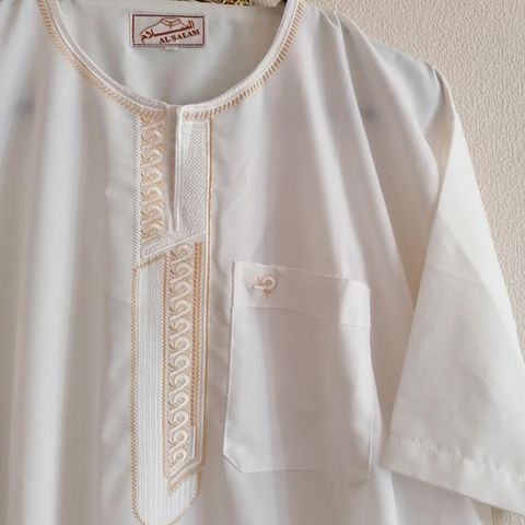 Hvit og gul thawb