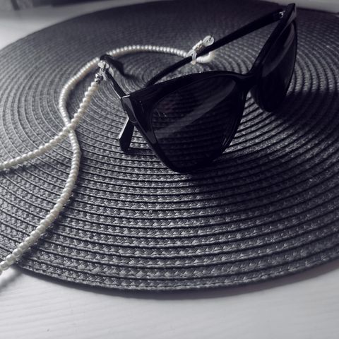 Palaroid solbriller med perlekjede