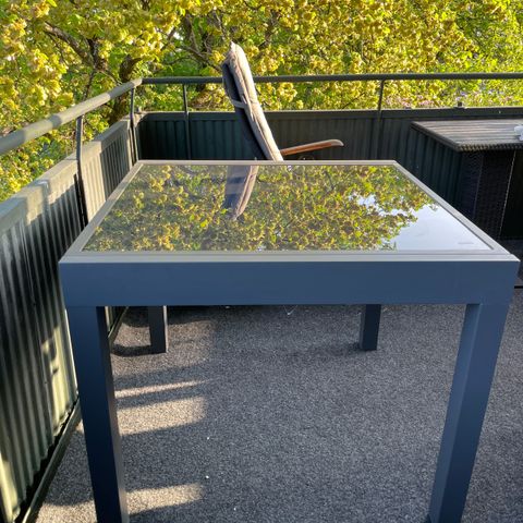 Uttrekksbord til hage/ balkong i glass og metall