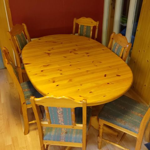 Kjøkkenbord med 6 stoler gis bort