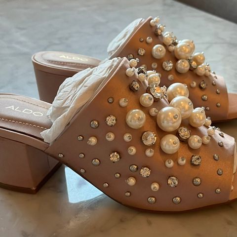 Nye Aldo heels med perler og «diamanter» str. 38