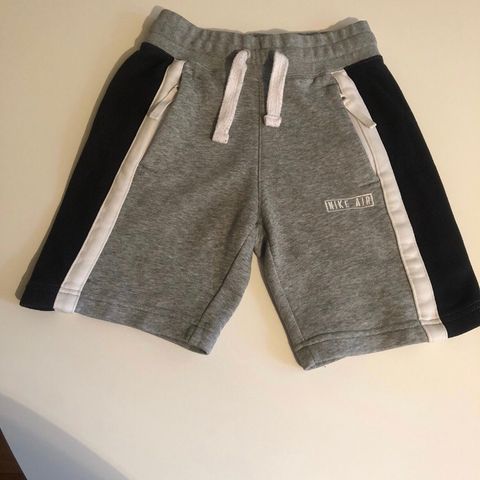 Lite brukt Nike shorts i str. 122/128cm.  250kr.