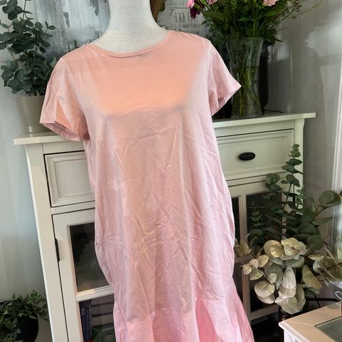 Lys rosa kjole fra Uniqlo