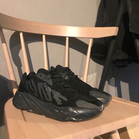 Adidas Yeezy 700 MNVN str 44