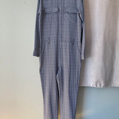 Sort/hvit rutete jumpsuite / heldress / overall str S/M