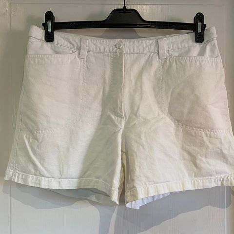 Hvit shorts str 44 selges