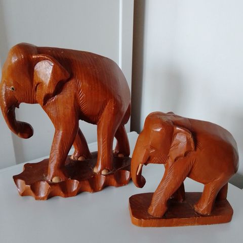 Elefantfigurer laget av tre. Suvenirer fra Thailand