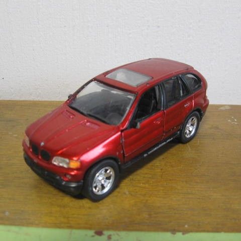 BMW X5 - 1/33 - metal - baktrekk - slitt - Se bilder og tekst.