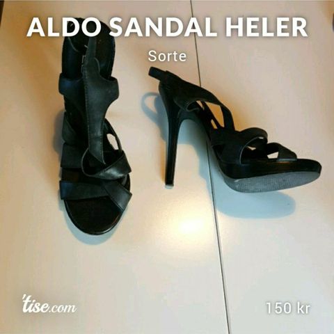 Høye sandal heler fra Aldo og svarte sneakers.