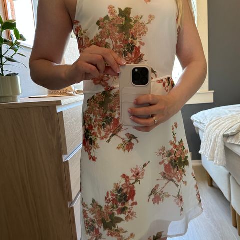 Hvit kjole med blomster (str M)