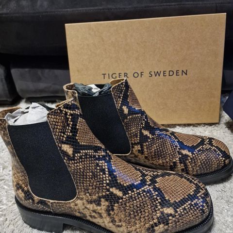 Nypris 3799kr Tiger of Sweden alligator skin sko