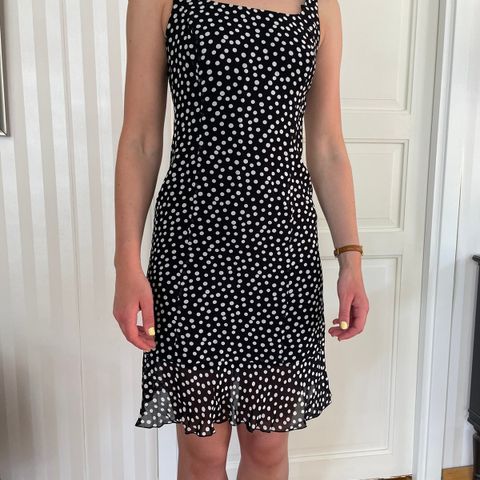 Svart kjole med hvite prikker