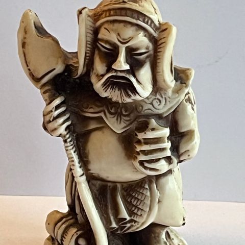 Liten asiatisk figur, kriger, antar ikke elfenben