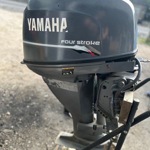Yamaha F25 med powertrim og elstart