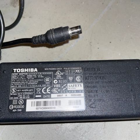 TOSHIBA PA3283U-3ACA / 15V 5A / strømadapter