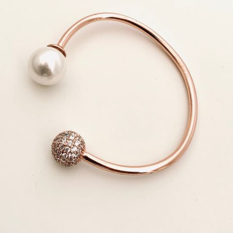 Elegant armbånd fra Infinity med flott perle og bling