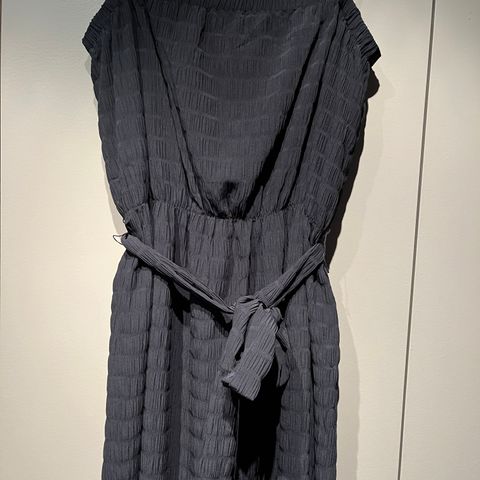 Lang kjole, sort m. stropper str 38, fra Inwear by Helena