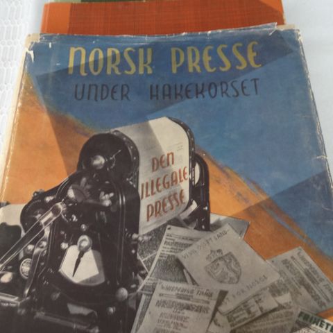 Norsk presse under hakekorset 1 ,2 og 3 fra 1945, NY PRIS