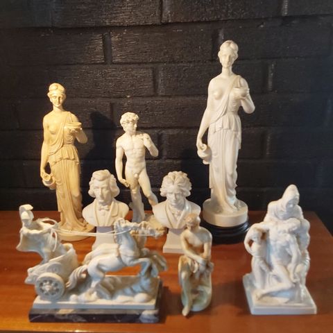 Diverse statuer av kjente kunstverk