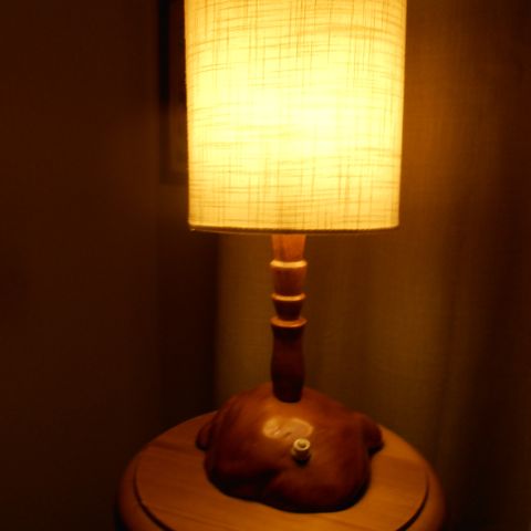 Bordlampe i tre. Foten er laget av en rot. 27 cm., lysholderen iberegnet.