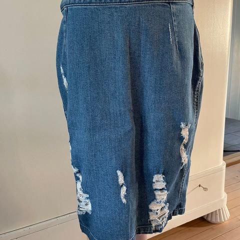 Ripped denimskjørt str 40