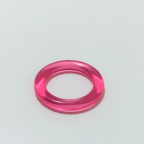 Ring i gjennomsiktig rosa plast