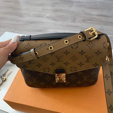 LOUIS Vuitton pochette metis monogram reverse