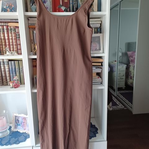 Aldeles skjønn brun, trang (strech) kjole. Ua - ua 52 cm. IT.str  42/44
