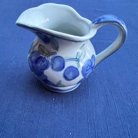 Søt fløtemugge i keramikk med blåbærdekor