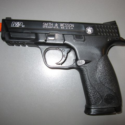 Smith & Wesson MP 40. Softgun. Futteral for belte medfølger.