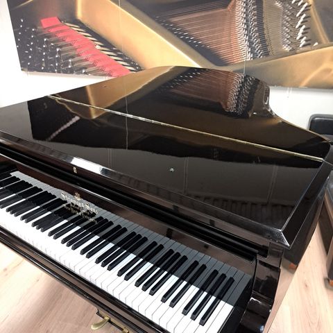 Piano og flygel:  Steinway & Sons  Modell A - se våre Google omtaler