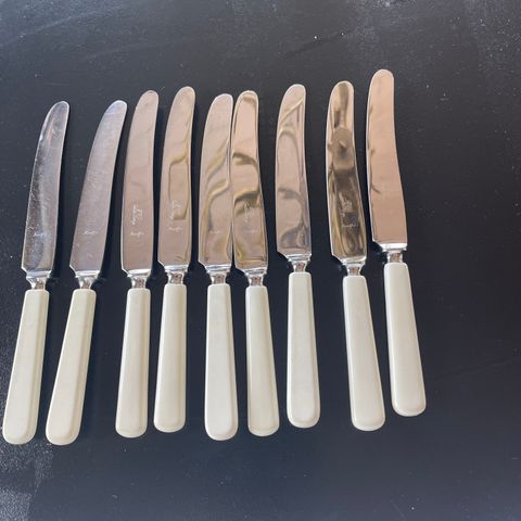 9 retro kniver i merket Geilo selges samlet for 700 kr