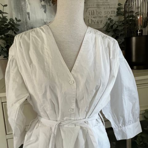 Hvit kjole/skjorte med ermer