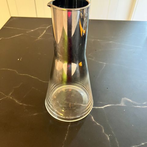 Vannkaraffel i glass, metallfarget på "halsen"