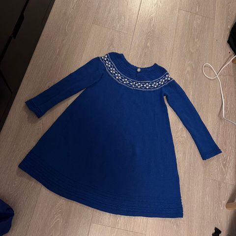 Blå strikka kjole str 6-8 år