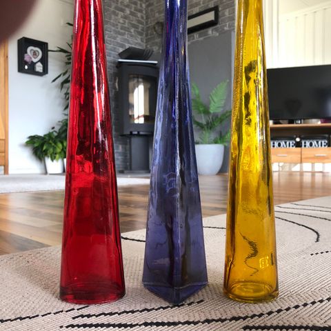 3 flasker i glass. Rød, gul, blå. H: 32 cm.