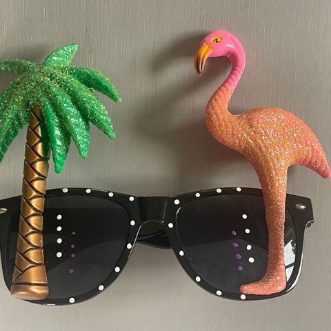 Solbriller med palme og flamingo. Eksotiske briller.