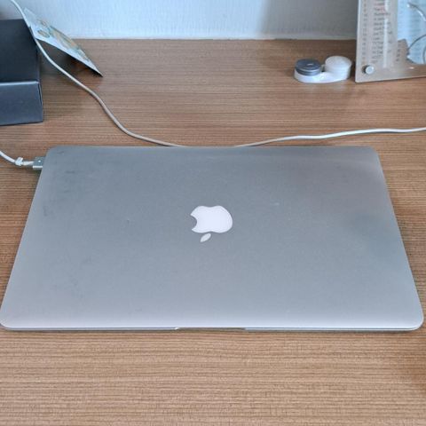 MacBook air  i5 1.8 8gb ram under 300 ladesykluser..