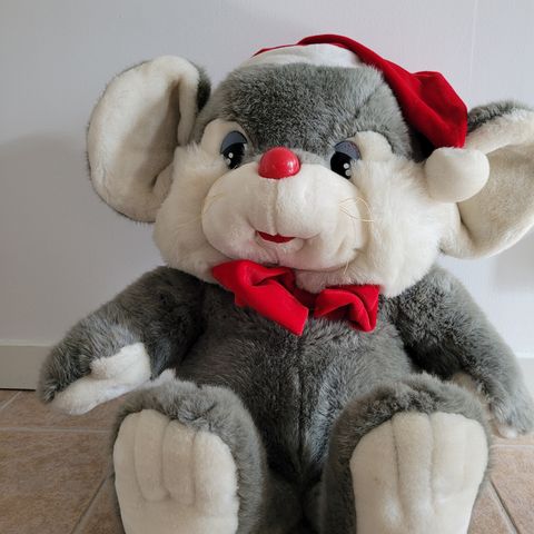 Stor sittende bamse med nisselue 46 cm