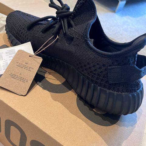 Helt nye Adidas Yeezy 350 V2 Onyx selges! Str. 43 1/3