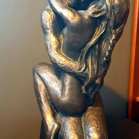 "The Embrace" av Klara Sever - Austin skulptur