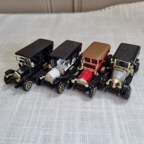 4 småbiler gamle Ford modeller