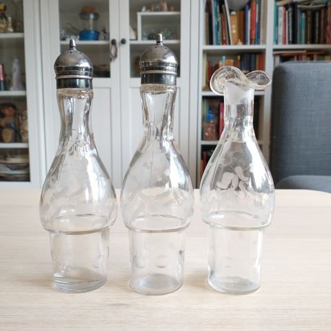 Sett med 3 eldre glassflasker for krydder