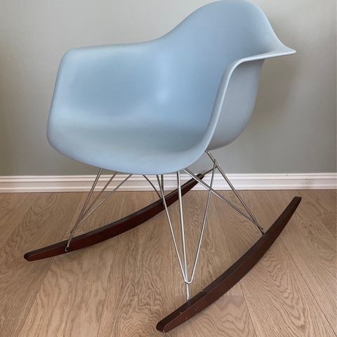 Eames gyngestol fra Vitra, blå