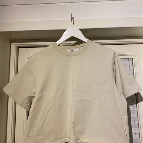 NA-KD beige t-skjorte, str.M