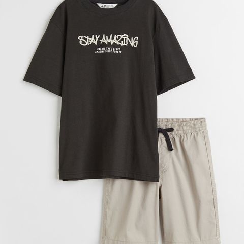 T-shirt og shorts